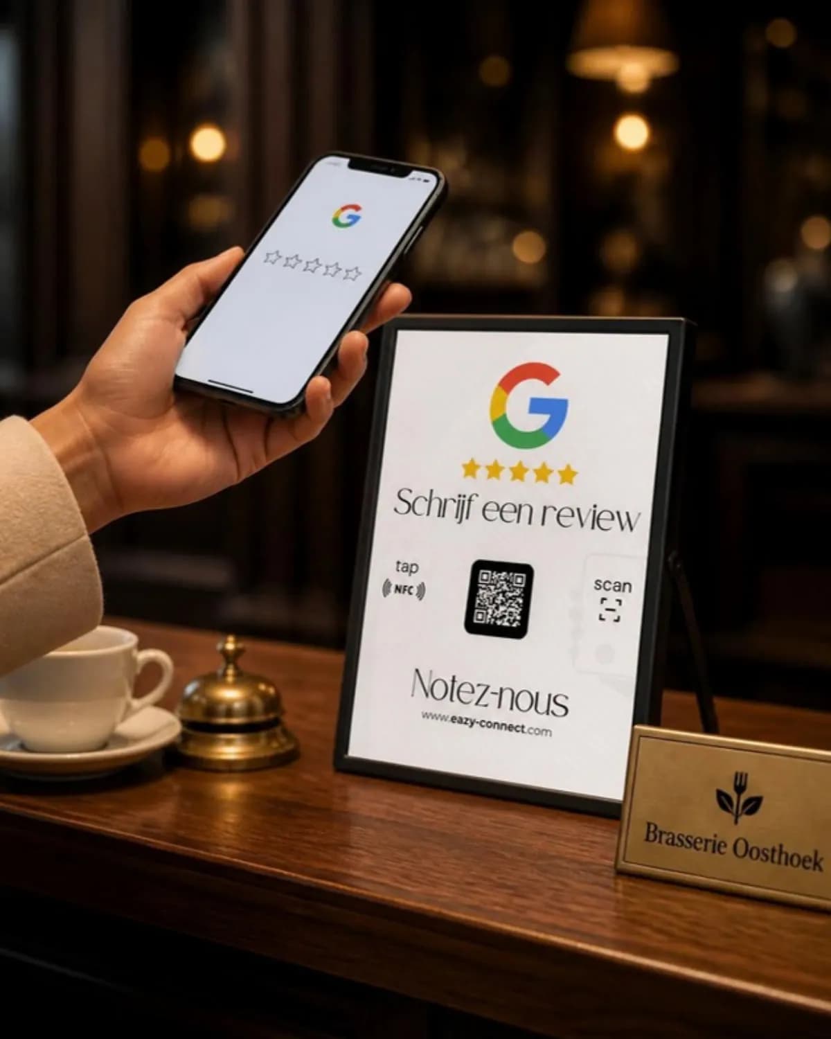 Google review standaard met NFC en QR-code op de toog van een brasserie, een klant houdt zijn smartphone ervoor
